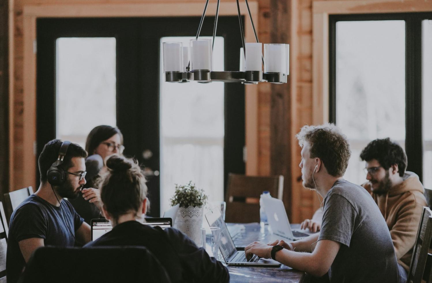 Ambiente de trabalho com foco seletivo, representando a metodologia de ensino da Insurancex Labs